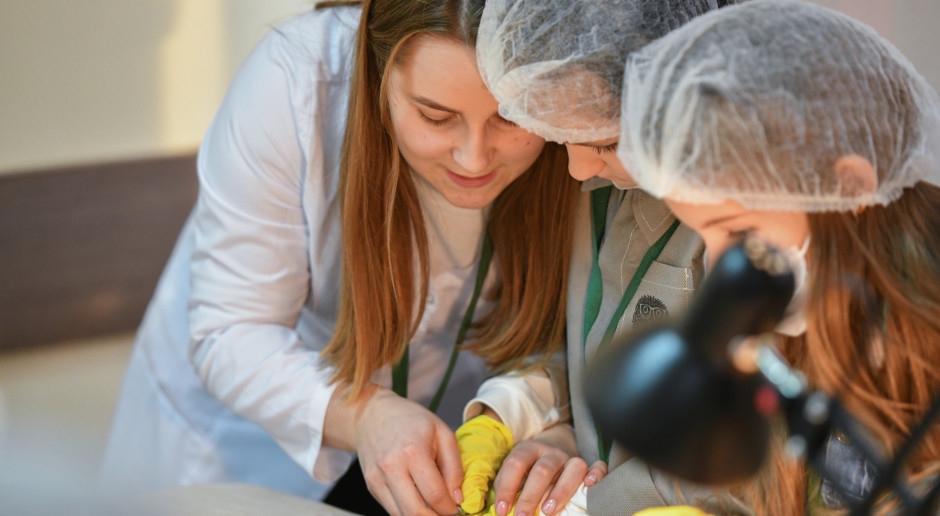Lessen in de gang, cijfers die 'buitenaards' zijn. Hoewel ze onderdeel zijn van de therapie, merken weinig mensen ze op.