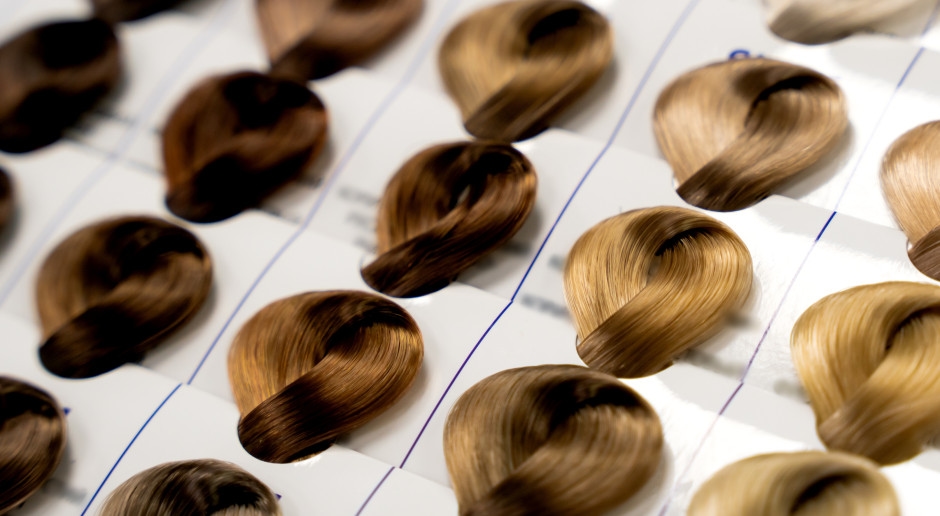 Aqui está a cor de cabelo mais moderna para o outono de 2025. Inspirada em uma sobremesa espanhola e uma barra de chocolate americana