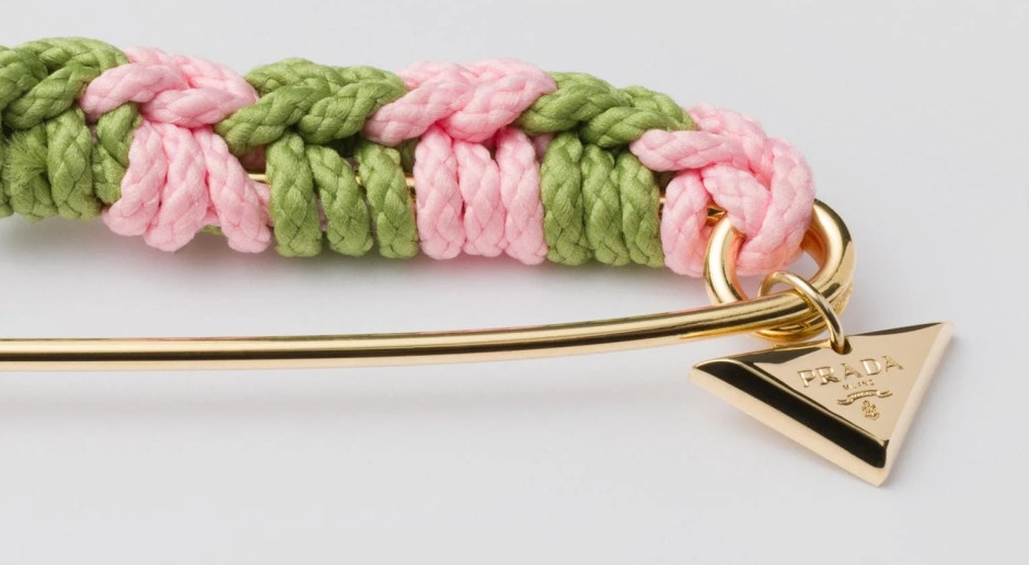 Idea geniale o provocazione? Prada vende una spilla da balia a oltre 3.000 zł? Ne abbiamo realizzata una simile a 5 złoty.