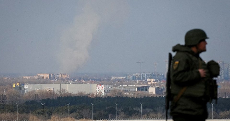 Soldat russe Rom : Les forces armées ukrainiennes se sont retirées de l'autre côté de la rivière sur des bouées gonflables pour enfants.