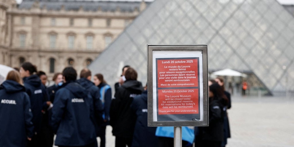 El robo del Louvre deriva en una gran batalla política en Francia