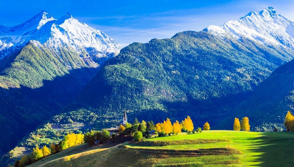 Aosta Valley: ancient paths wind through Alpine panoramas and absolute tranquility.