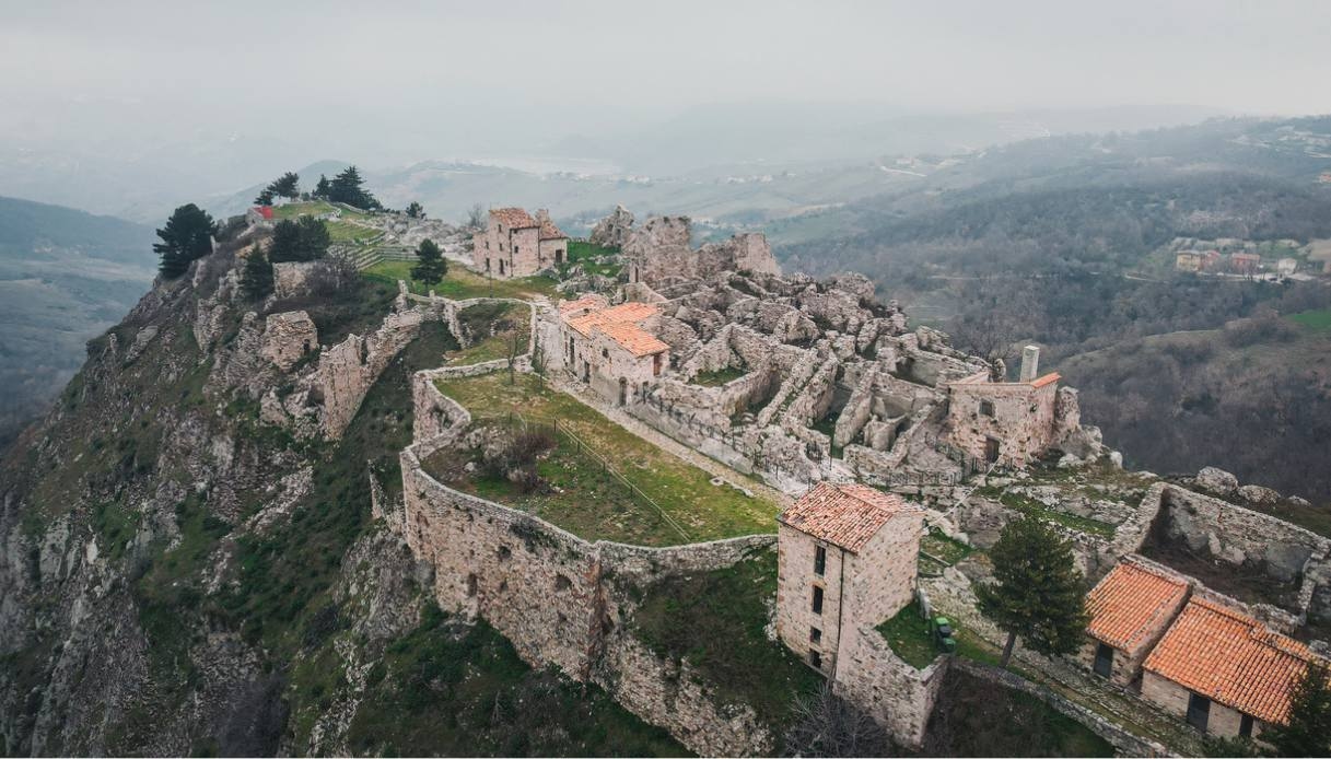 De straten van Gessopalena Vecchia: een reis door het verleden en de stilte.