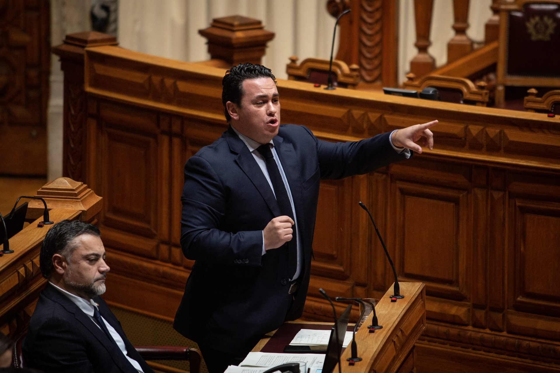 Der Chega-Abgeordnete Filipe Melo wird beschuldigt, einer Parteikollegin und Hausangestellten 9.000 Euro zu schulden.