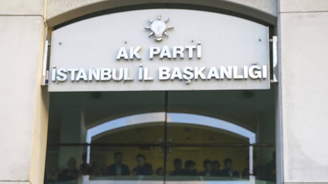 La crisis de dimisiones y despidos en el AKP se agrava: tres jefes de distrito en Estambul han desaparecido.