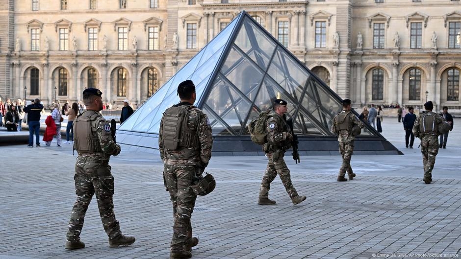 Francia: altri due arresti dopo il furto al Louvre