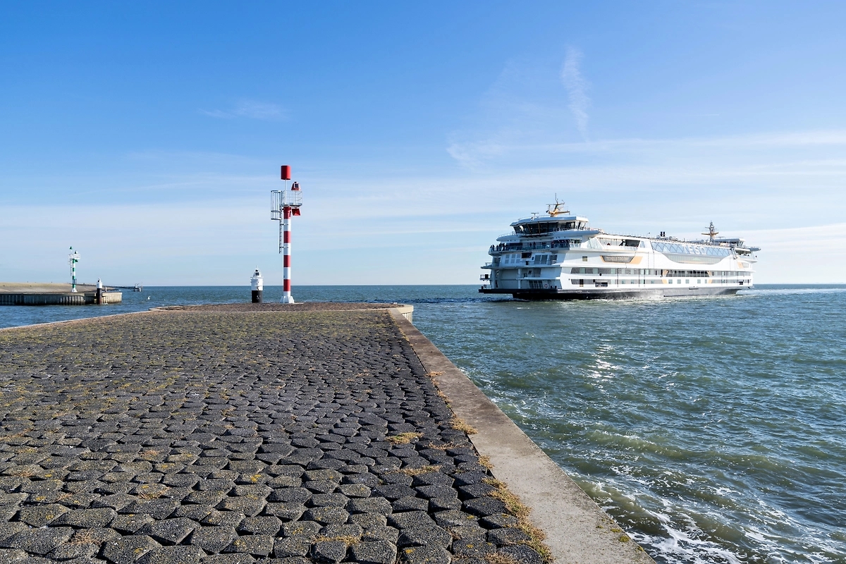 Prom z Trabzonu do Soczi jest poddawany inspekcji przez ponad osiem godzin po dwóch dniach na morzu.