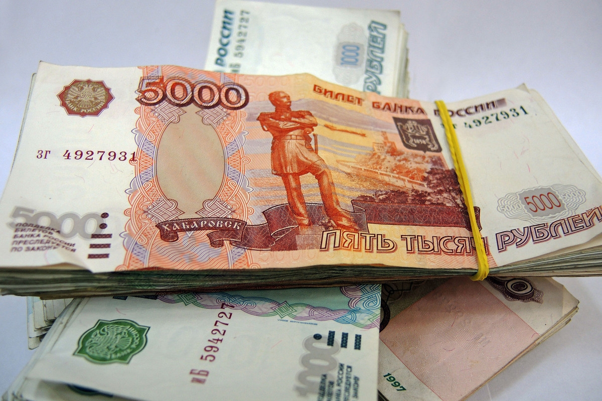 Bank Centralny ujawnił, które banknoty w Rosji są najczęściej fałszowane przez oszustów.