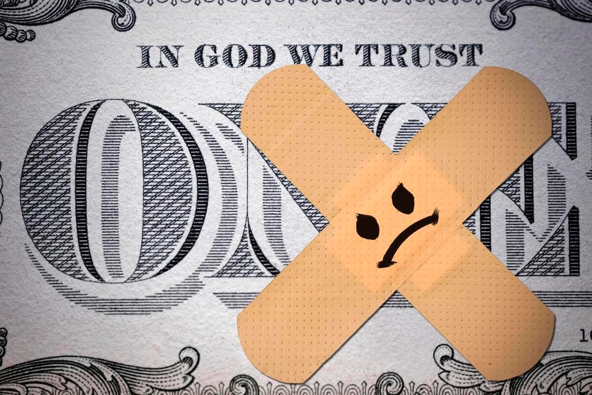 Il declino del dollaro: il crescente debito pubblico e la guerra commerciale mettono alla prova l'egemonia degli Stati Uniti