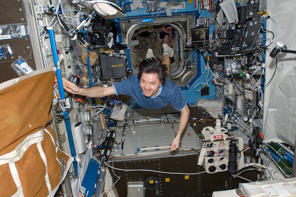 A record-breaking cosmonaut will head the Cosmonaut Training Center.
