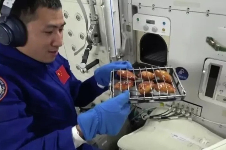 Çinli astronotlar sıfır yerçekiminde et kızarttılar.