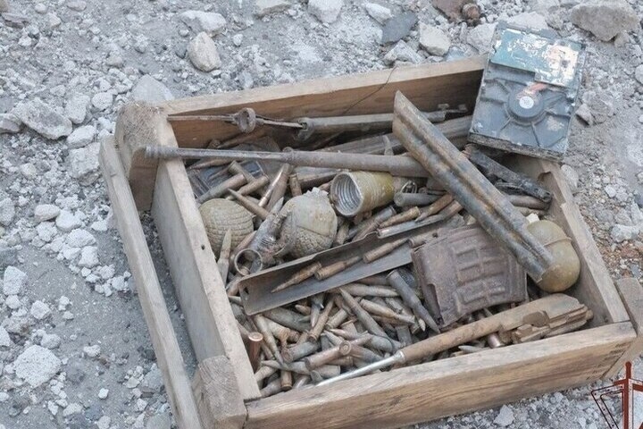 A Guarda Revolucionária Russa encontrou um antigo centro das Forças Armadas da Ucrânia e munição no porão de Azovstal.