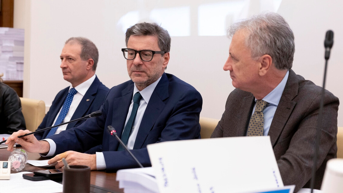 Begrotingszorgen: "Persoonlijke inkomstenbelasting beloont de rijken." Giorgetti: "We beschermen de middeninkomens."