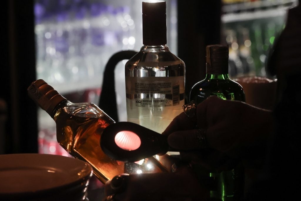 Operation 'Looks like it, but isn't' targets beverage counterfeiters in São Paulo and Paraná.