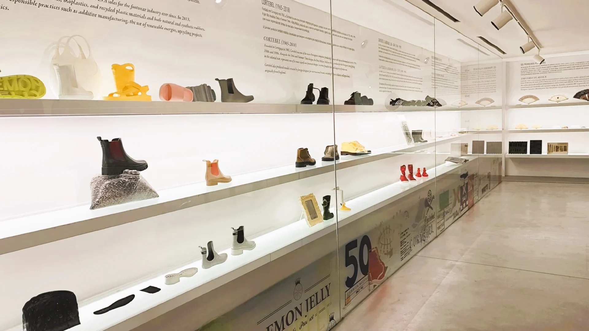 Die Ausstellung „Metamorphosen der Kunststoffe“ im Schuhmuseum ist sehenswert.
