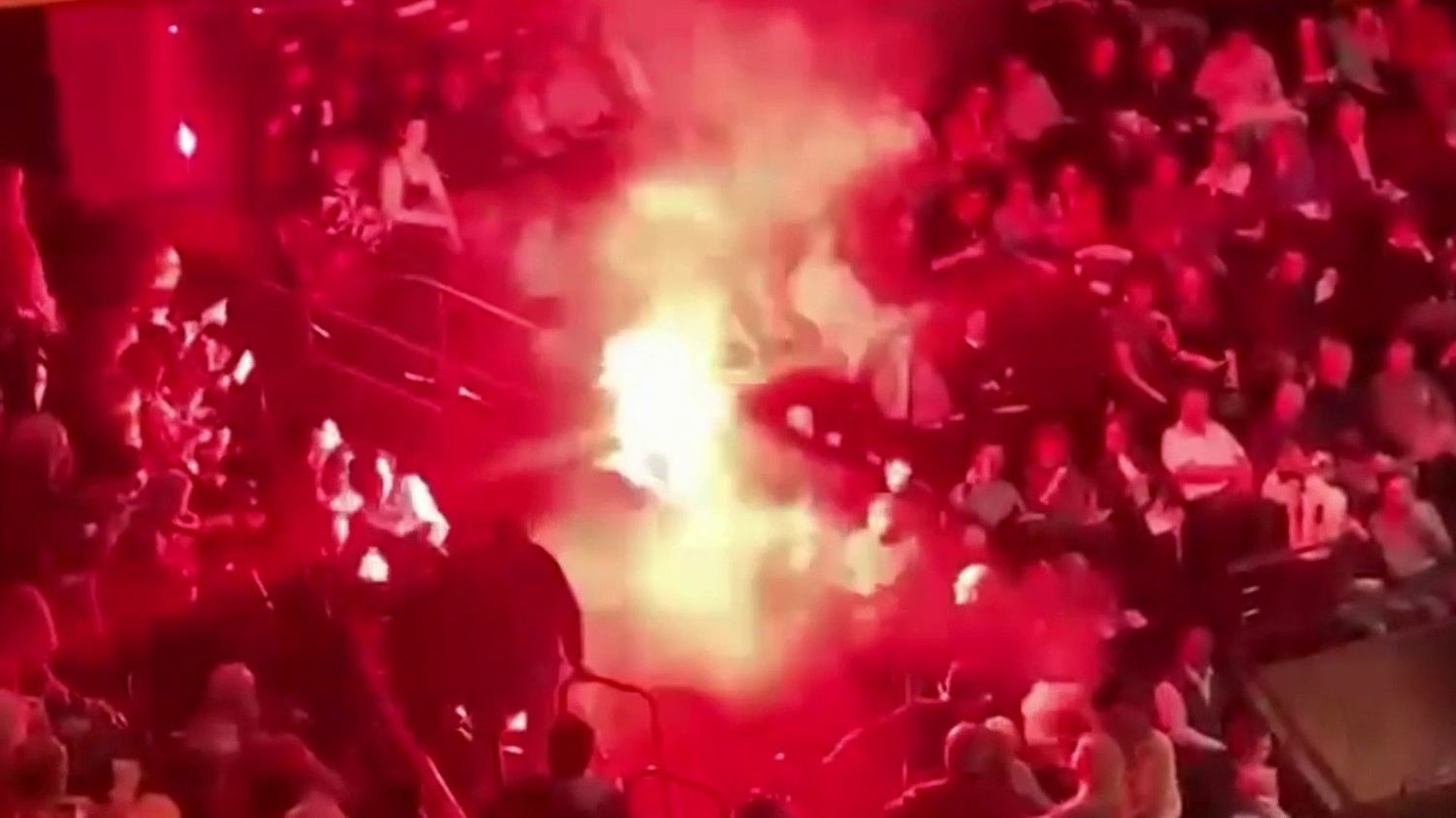 "Quelqu’un s’est mis à hurler et a jeté des tracts dans le public" : le concert de l'orchestre philharmonique d'Israël perturbé à l'aide de fumigènes à Paris