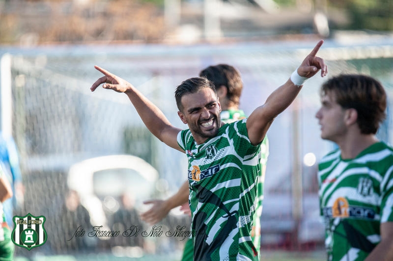 Sekizinci Senfoni. Real Forio, on kişiyle bile Frattese'yi 3-0 yendi.