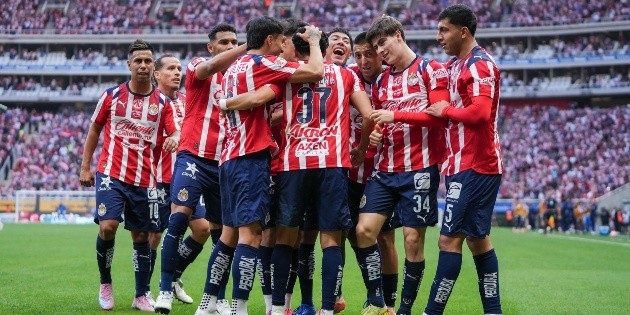 Chivas, 'Hormiga' ile Monterrey'i ezip geçerek şampiyonluğu ve 'Chicharito'nun dönüşünü tehdit etti