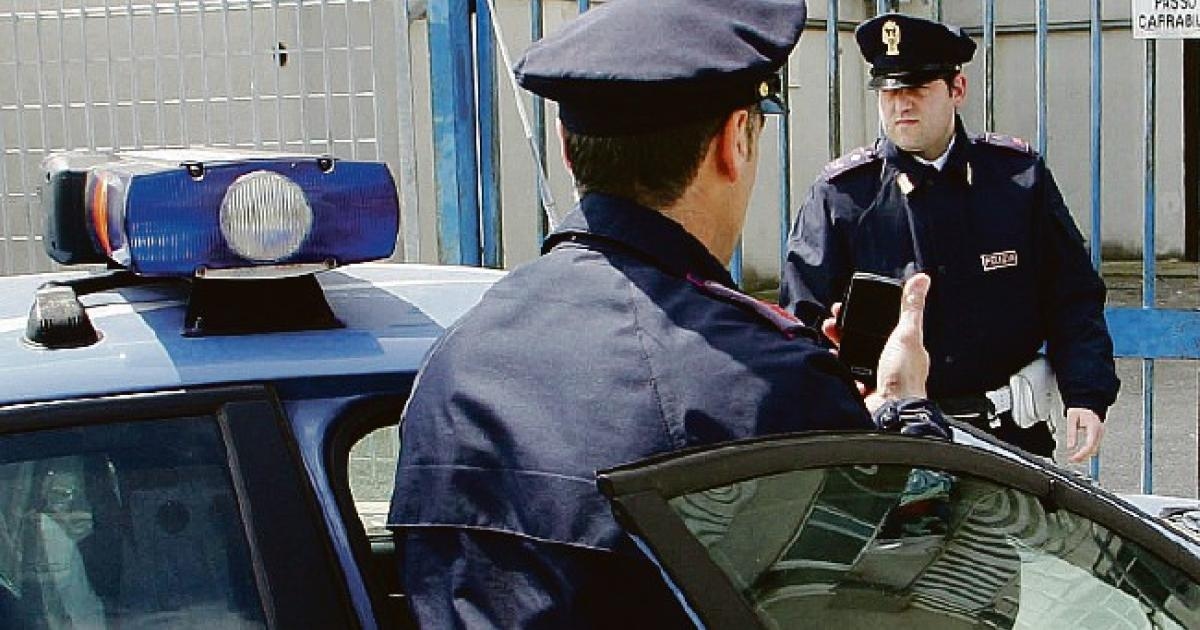 В Бари полиция арестовала гражданина страны, не входящей в ЕС, за попытку нанести ножевые ранения прохожим на улице Виа Санджогри.