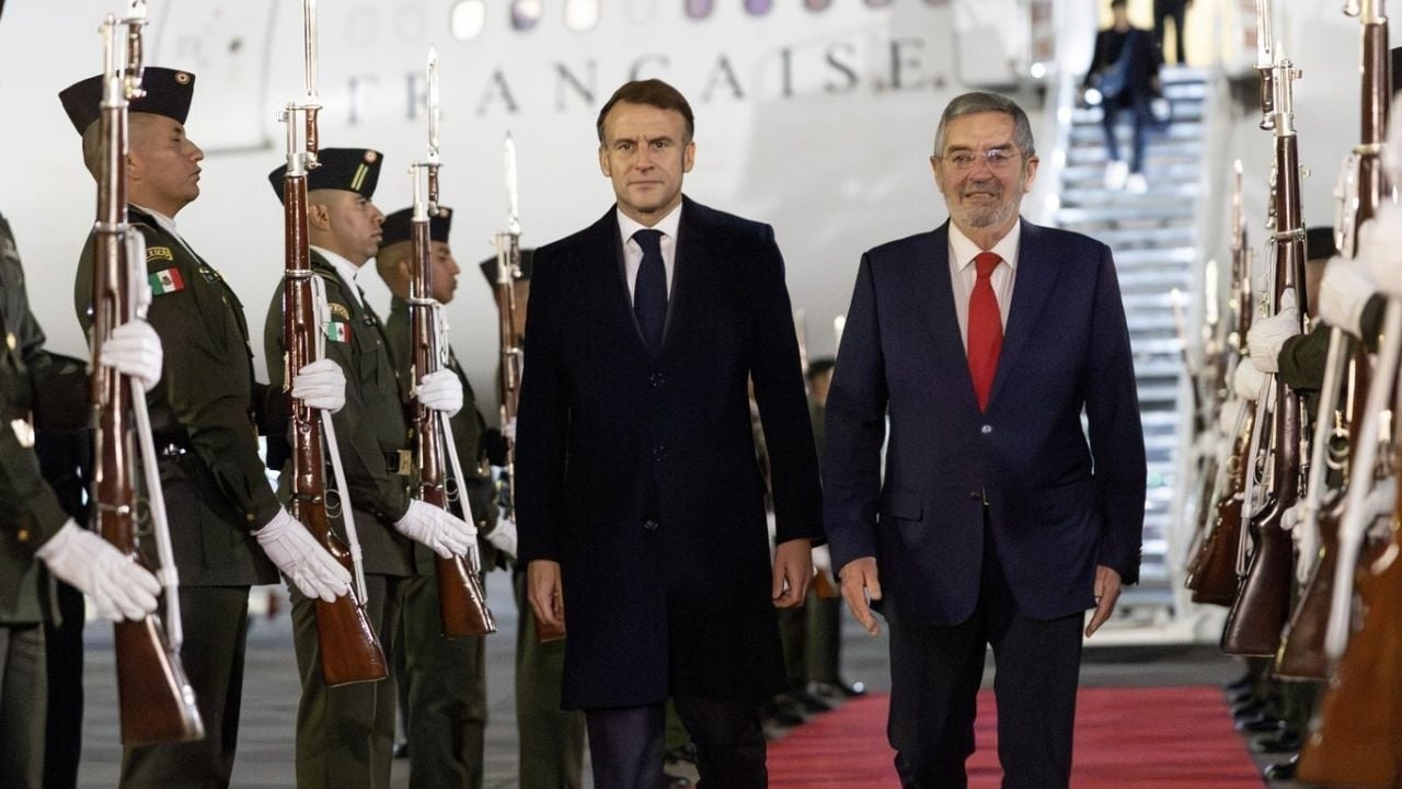 Emmanuel Macron arriveert in Mexico; hij zal een ontmoeting hebben met Sheinbaum in het Nationaal Paleis