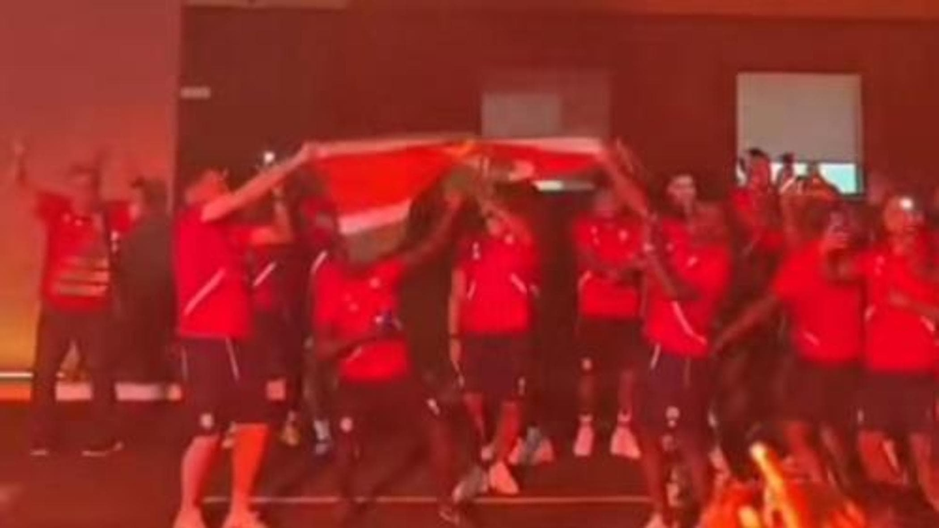 Musica alta contro i giocatori del Suriname a Panama: loro scendono in strada e ballano