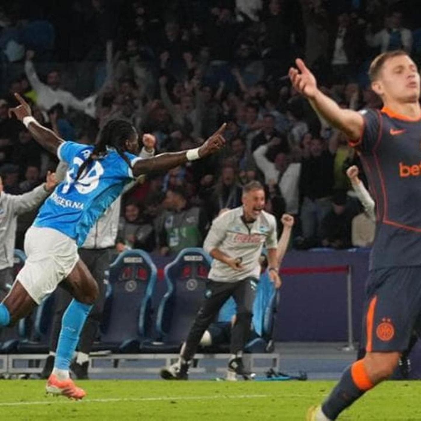 Il Napoli batte 3-1 l'Inter e torna solo al comando. Ma De Bruyne si fa male