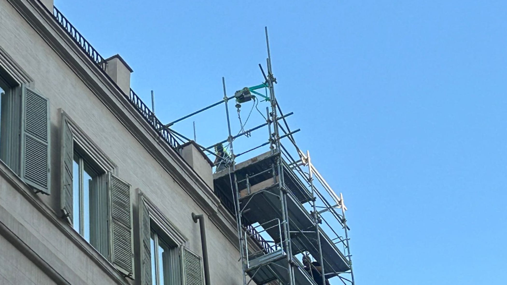 Trabajadores sin casco, Meloni ataca a Repubblica: "Polémica por nada". Respuesta del periódico