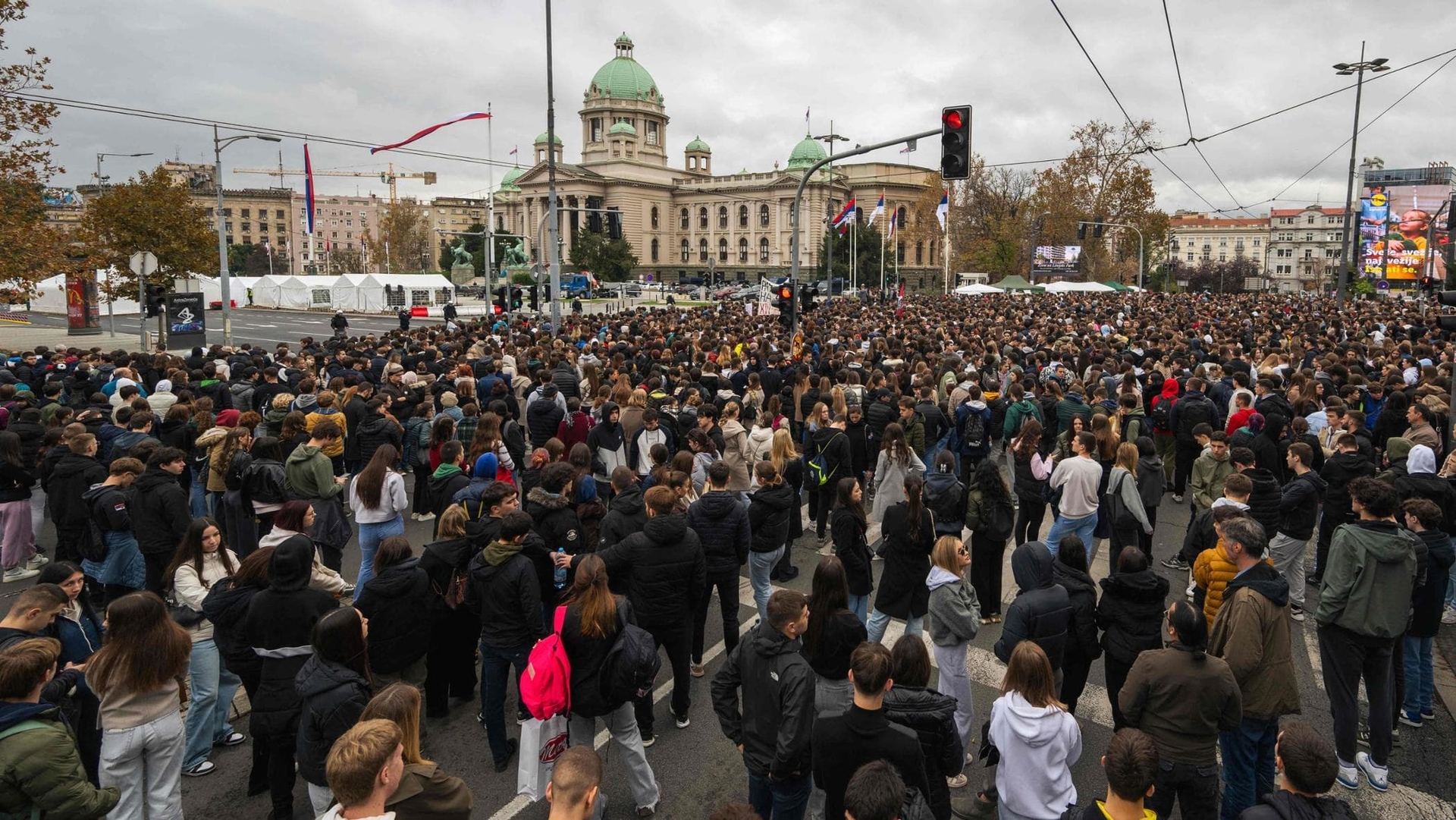 Belgrado keurt pro-Trump-wet goed; Kushner gaat door de NAVO verwoeste kazerne ombouwen tot luxehotel