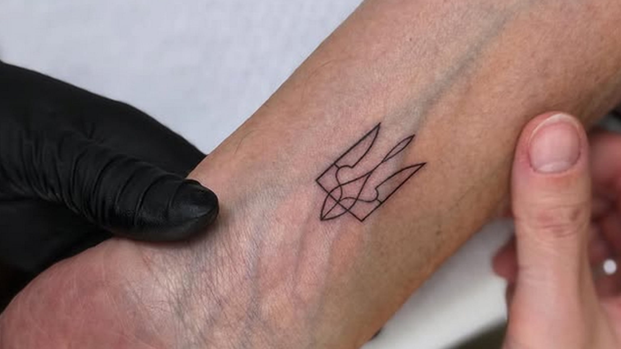 Calenda's new tattoo: the symbol of Ukraine on his wrist.