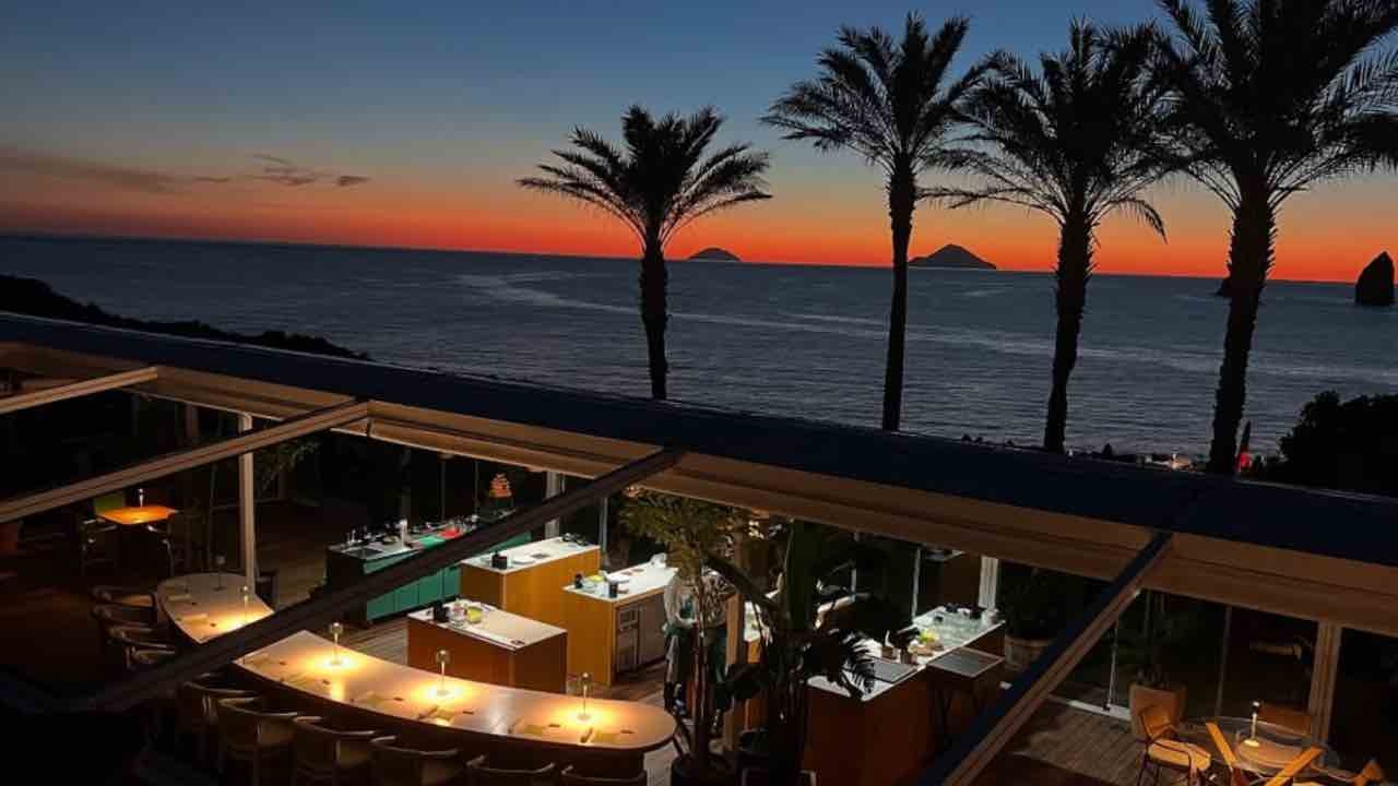 Położenie z widokiem na morze i jedzenie dla każdego gustu: ta sycylijska restauracja wygląda jak scena wyjęta z filmu.