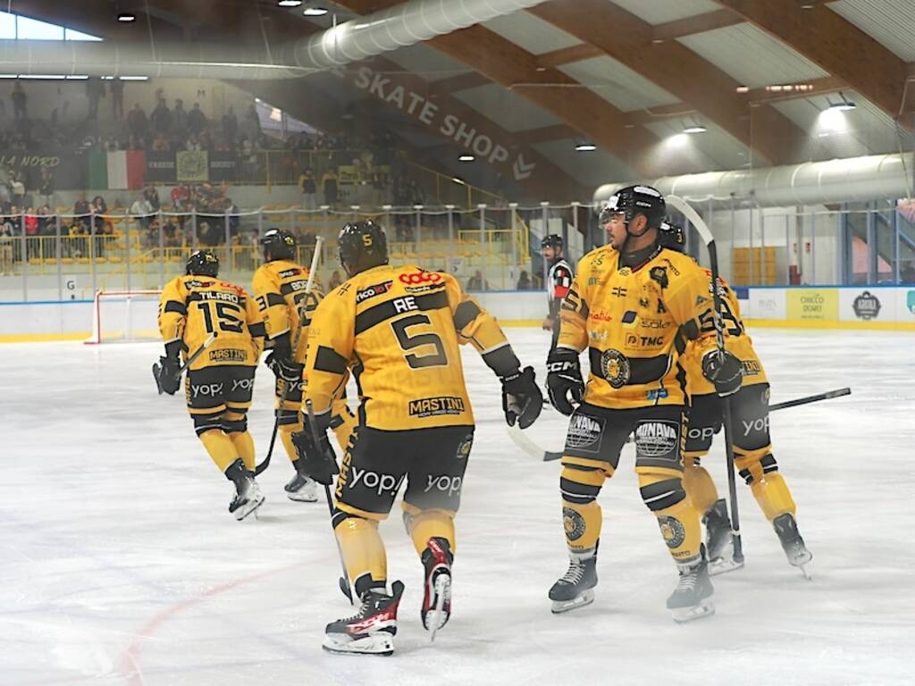 Ice Hockey - Mastini, hard work pays off: Varese returns from Pergine with three points - Sports - Varese News